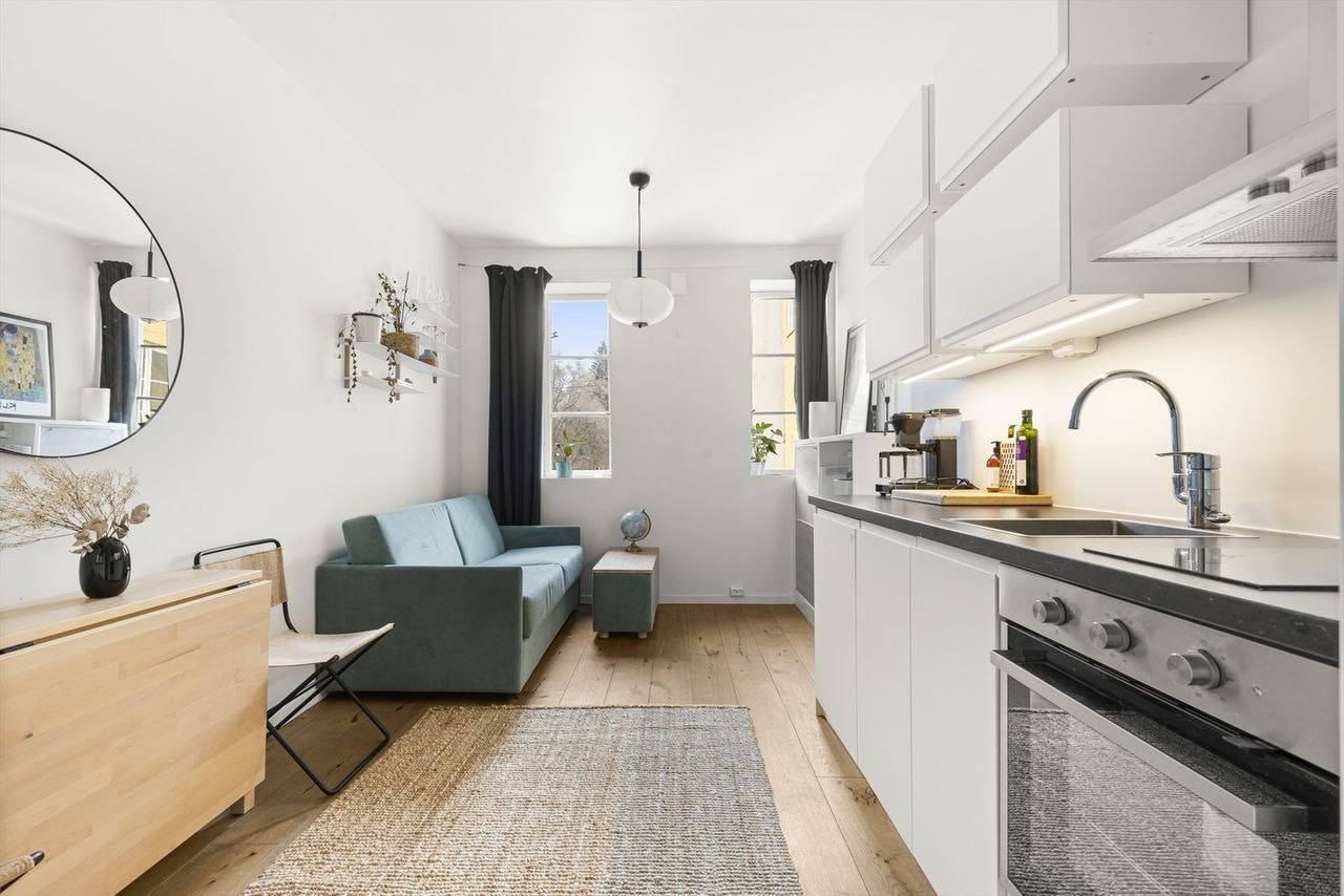 Det er høyt under taket og leiligheten er møblert - så du slipper å bære inn en sovesofa eller et bord Galleribilde