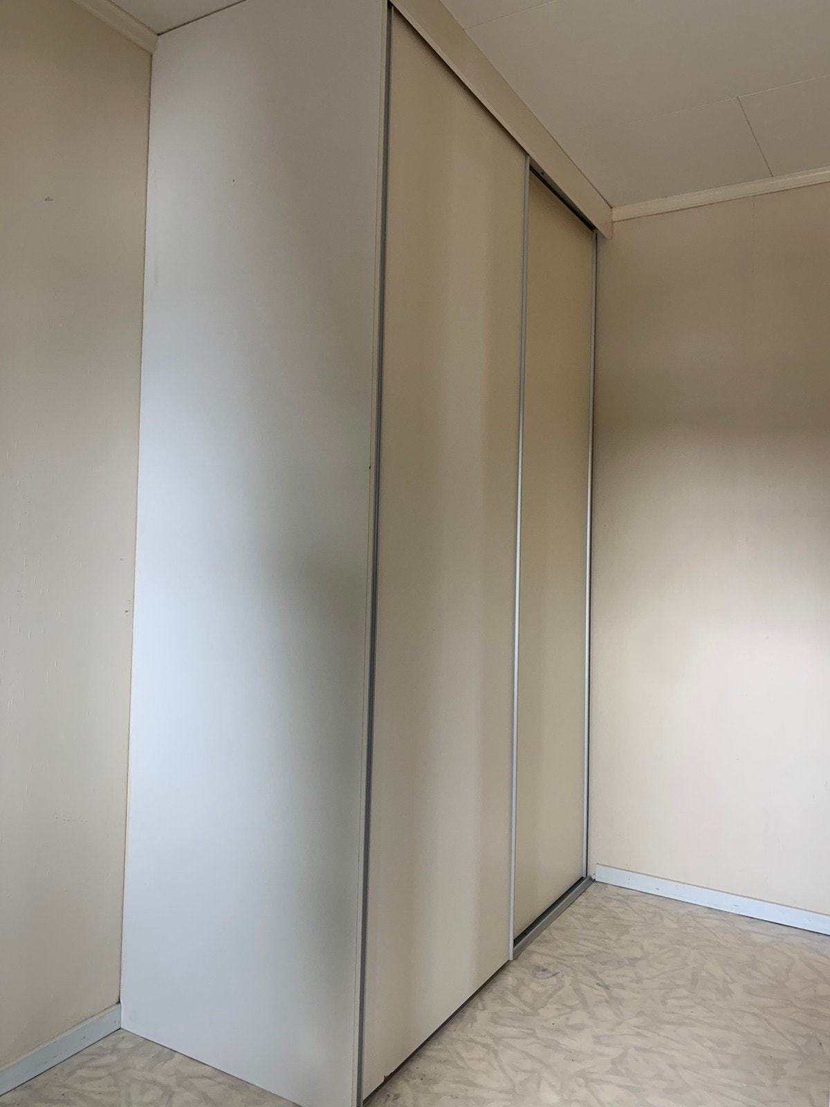 Skyvedørsgarderobe på soverom Galleribilde