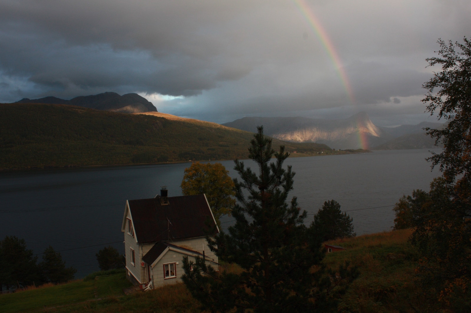 Opplev tilbaketrukket friluftslivsparadis med jakt og fiske rett utenfor døren på denne idylliske eiendommen. Galleribilde