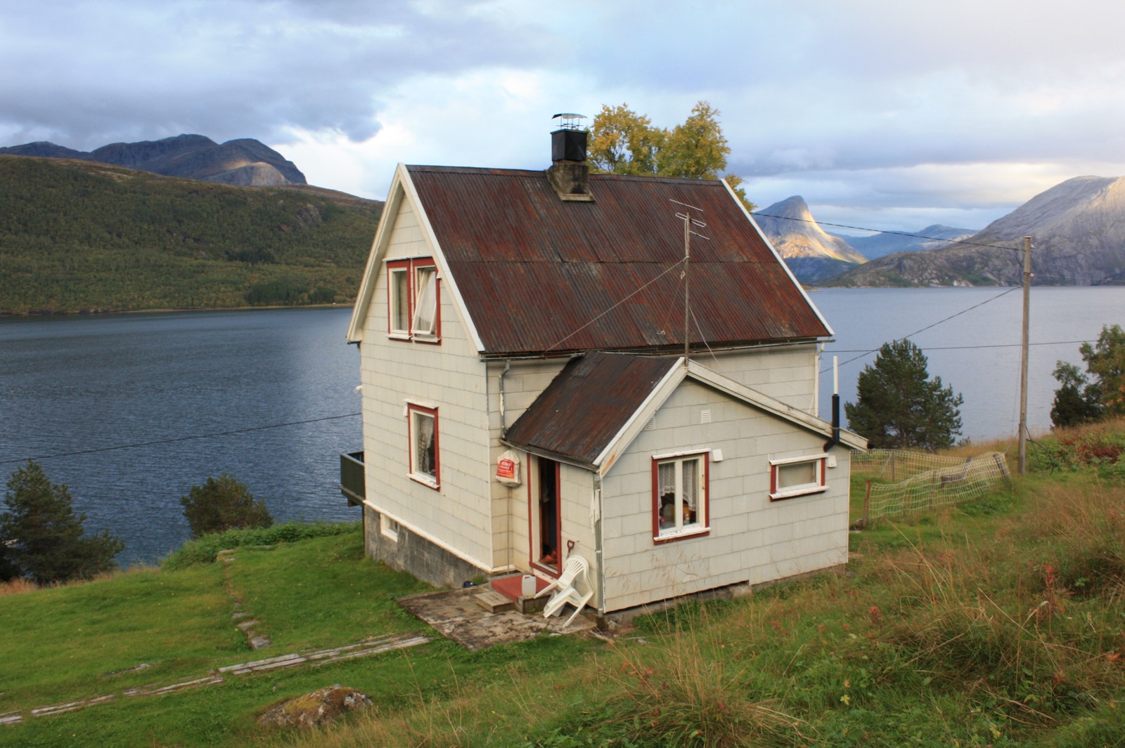 Enkel eiendommen over 3 etasjer. Det er låve, sjå og båthus på eiendommen. Galleribilde