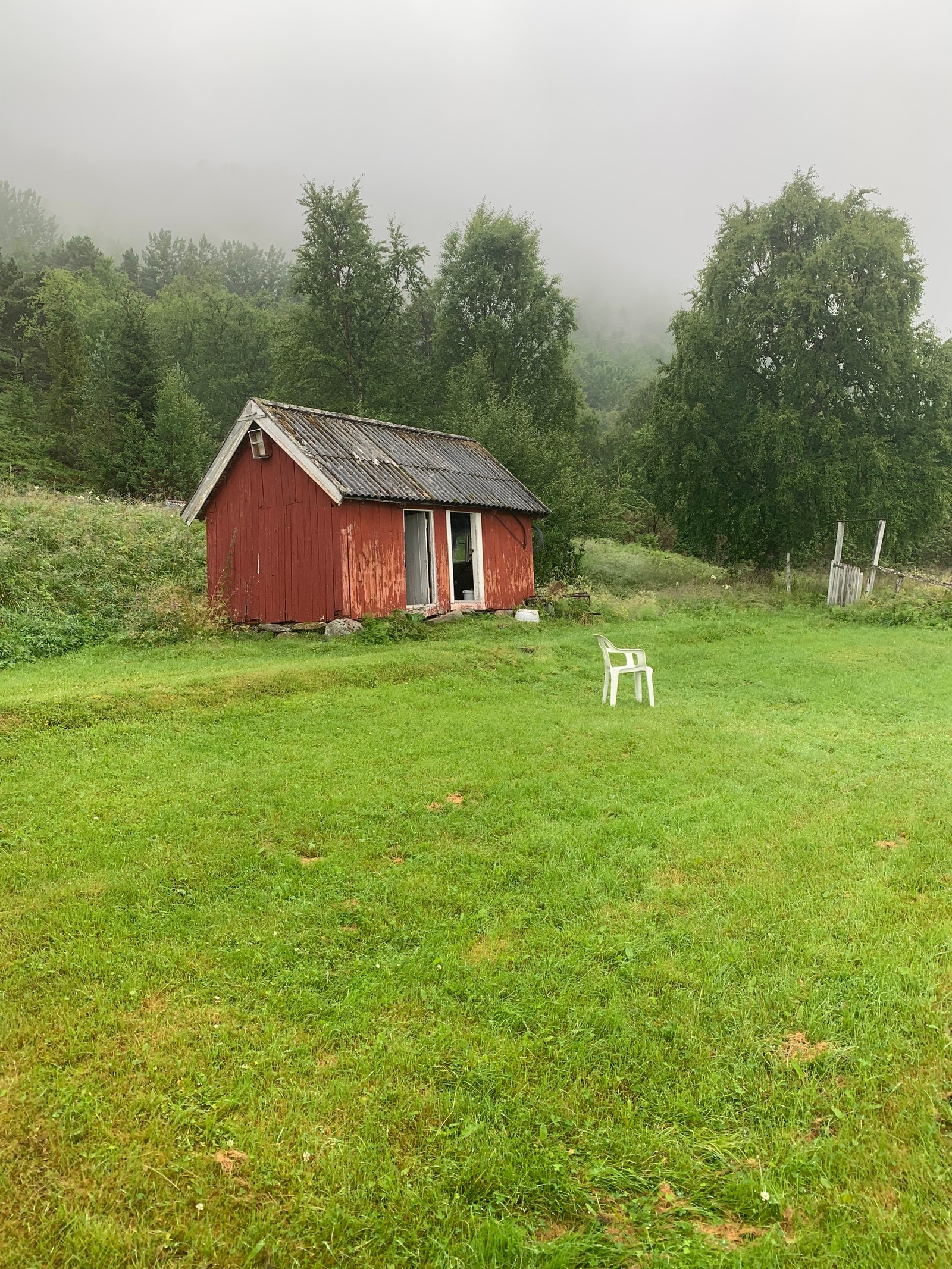 Sjåen på eiendommen. Eiendommen er omsluttet av fjell og fjord. Galleribilde