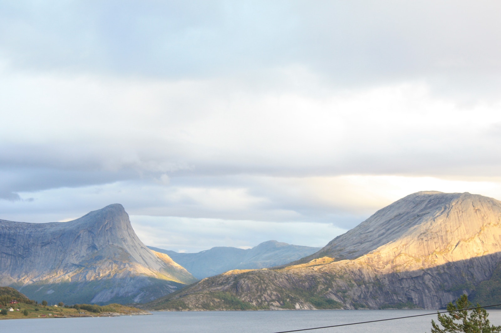 Fra eiendommen er det fantastisk utsikt med nydelige solforhold Galleribilde