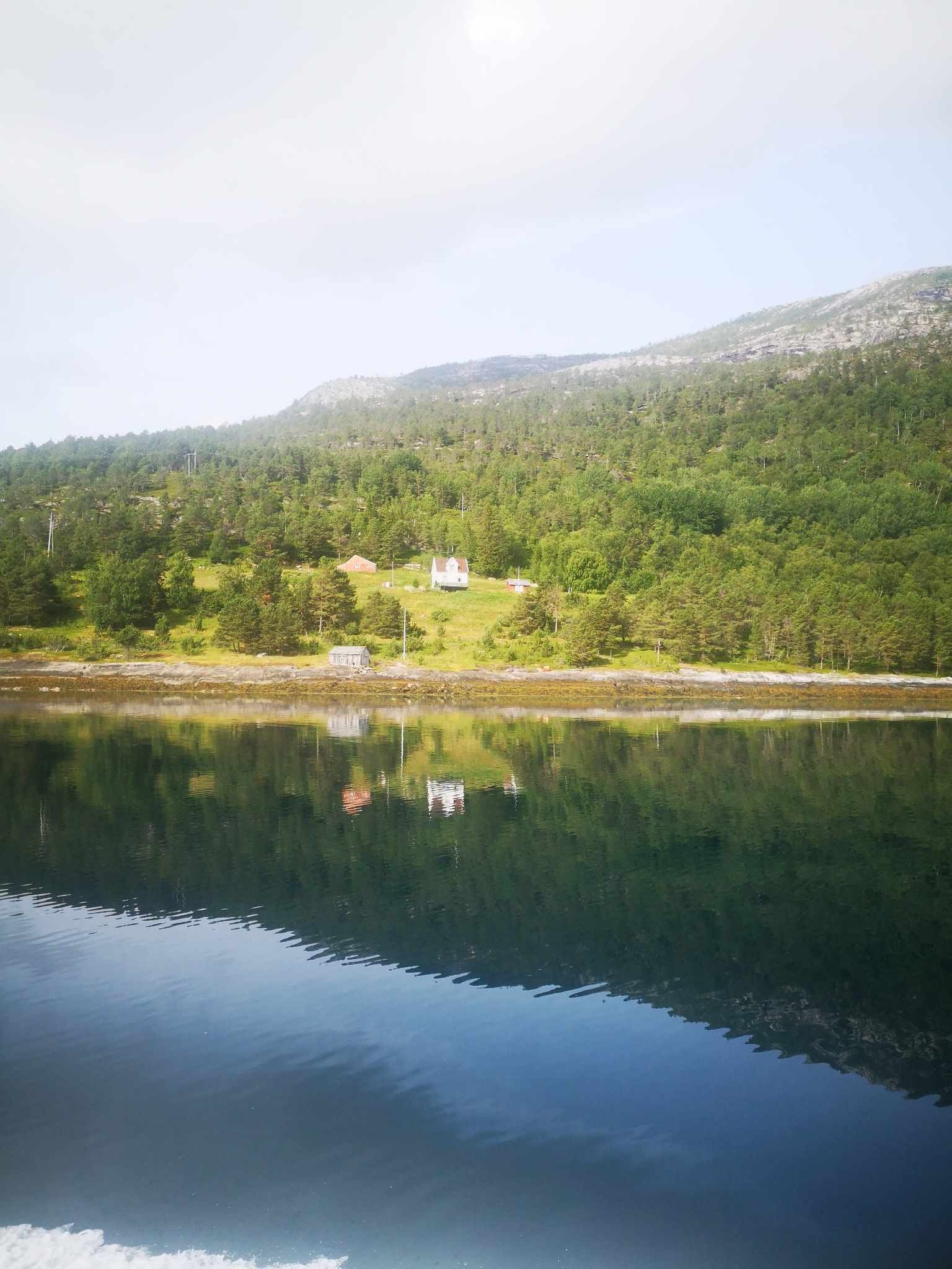 Eiendommen sett fra sjøen. Galleribilde