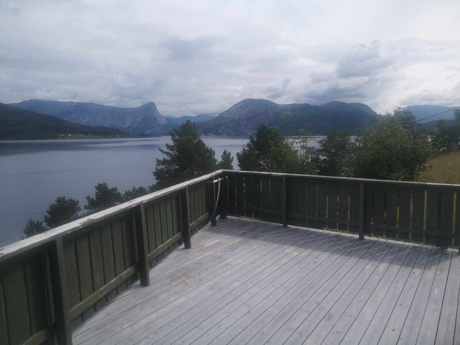 Solrik terrasse med utsikt. Galleribilde