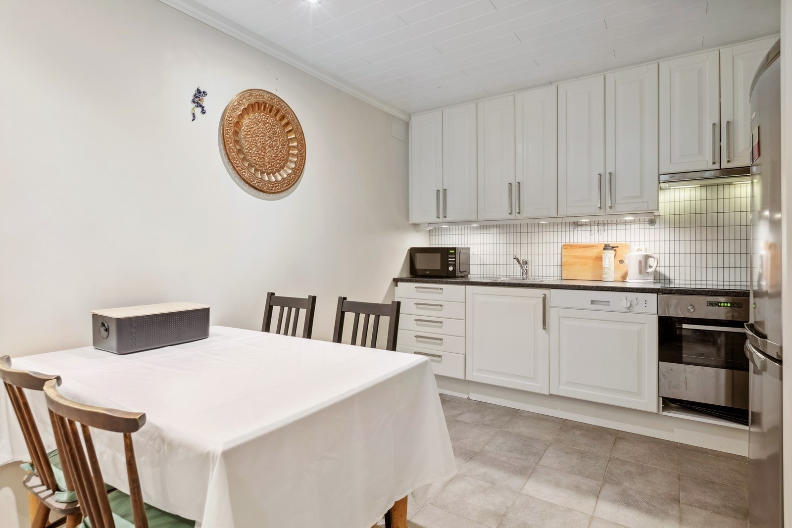 Kjøkken med plass til spisebord. Hvitevarer medfølger. Galleribilde