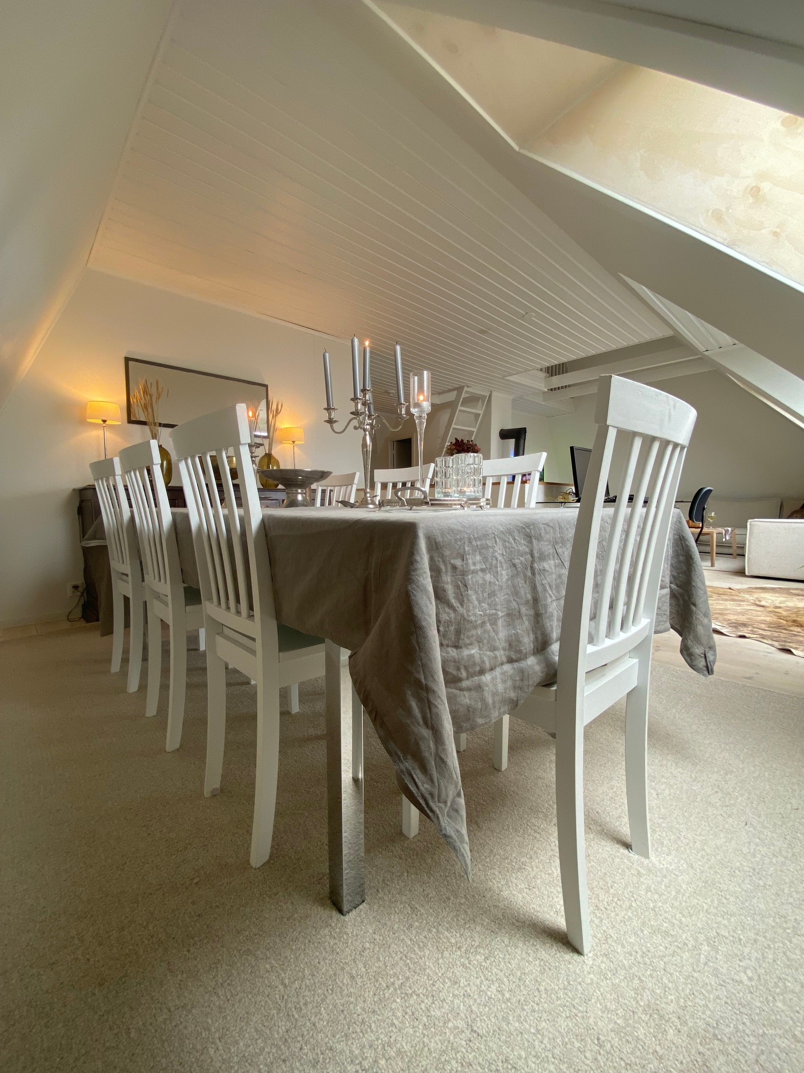 Spisestue med plass til seks personer Galleribilde