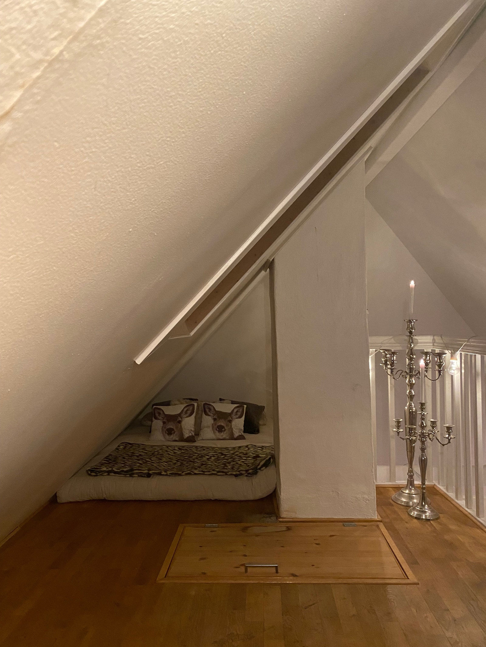 Soveplass på hems Galleribilde