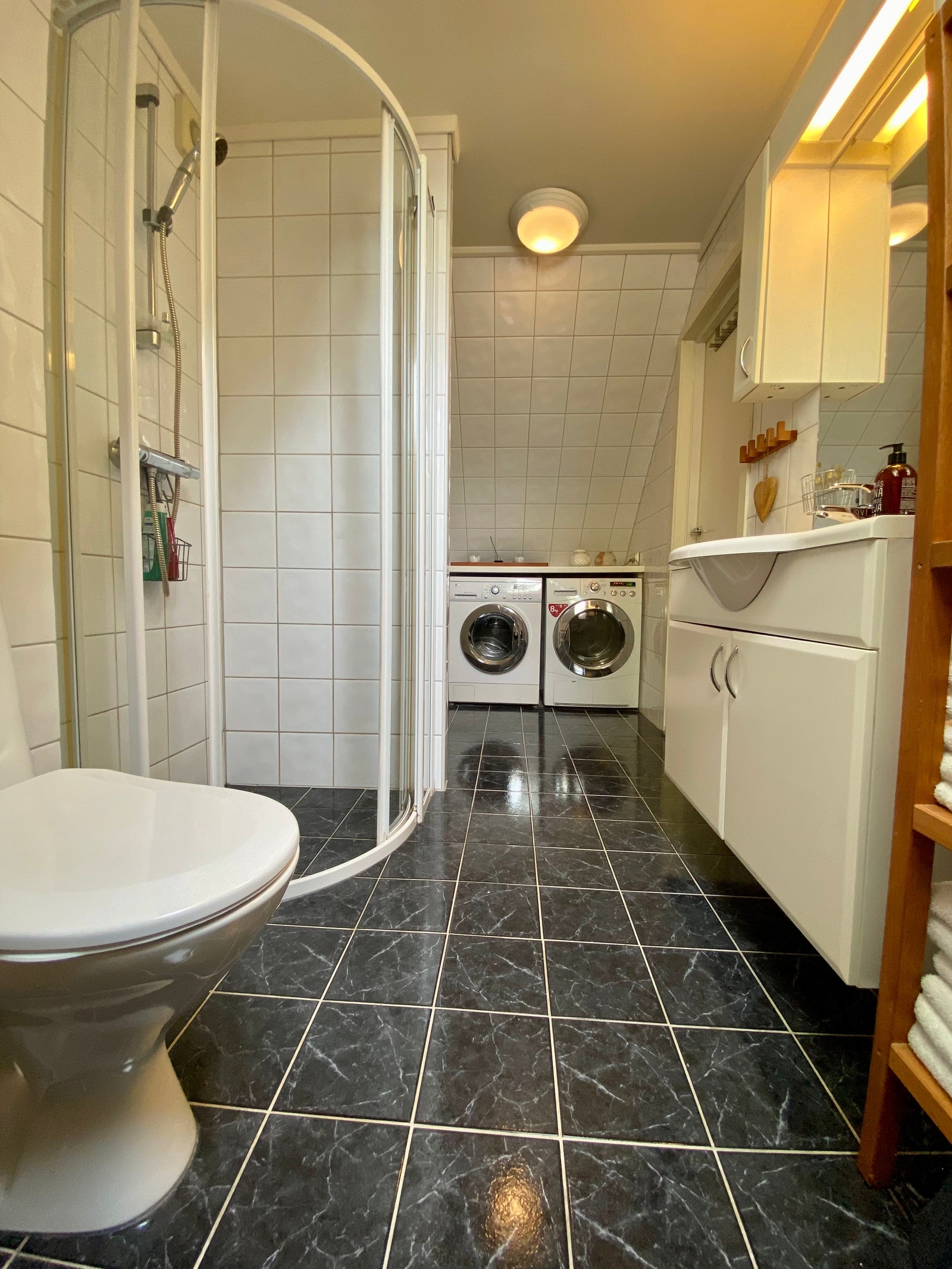 Bad med vaskemaskin og tørketrommel Galleribilde