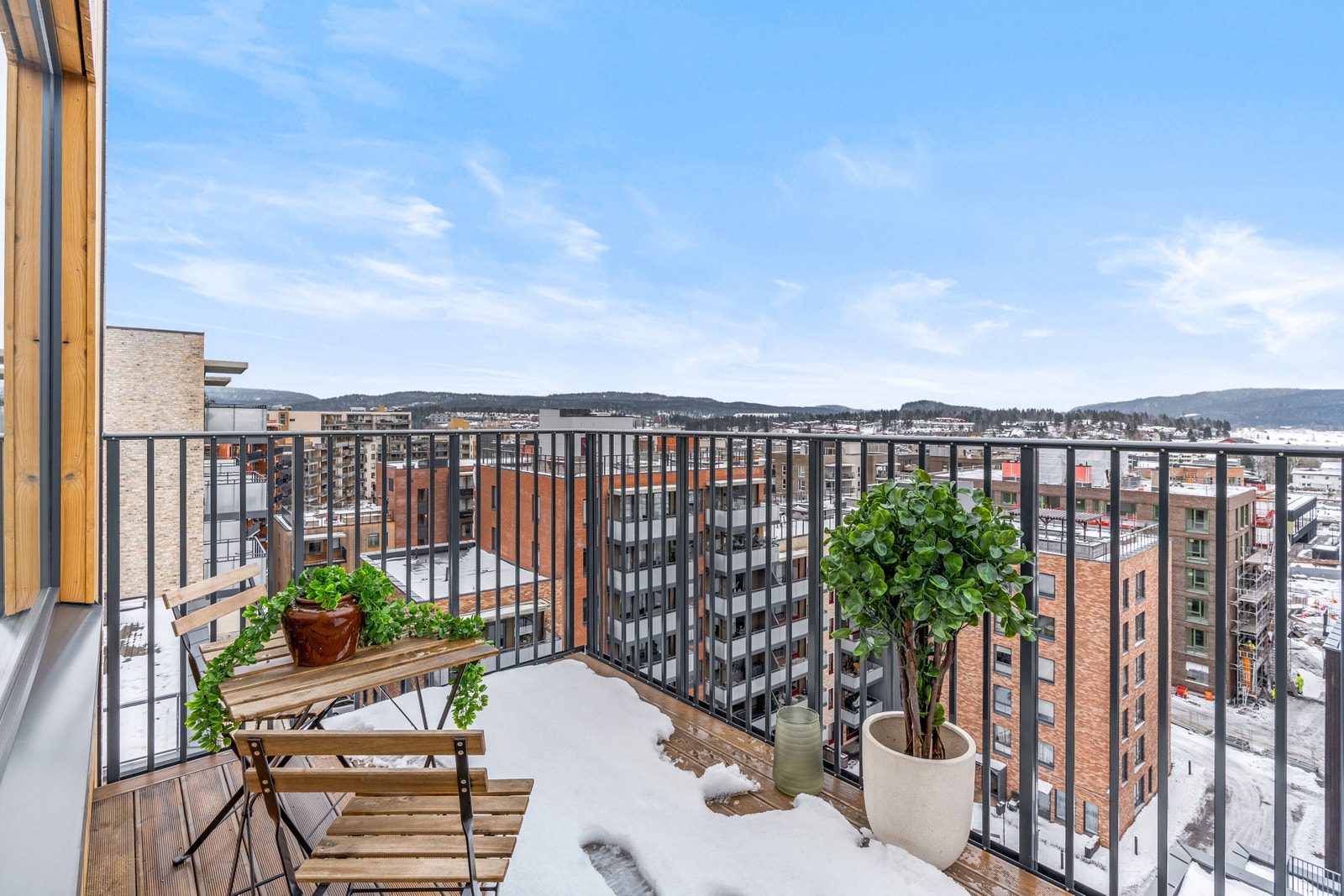 Sydvendt balkong med flott utsikt og gode solforhold Galleribilde