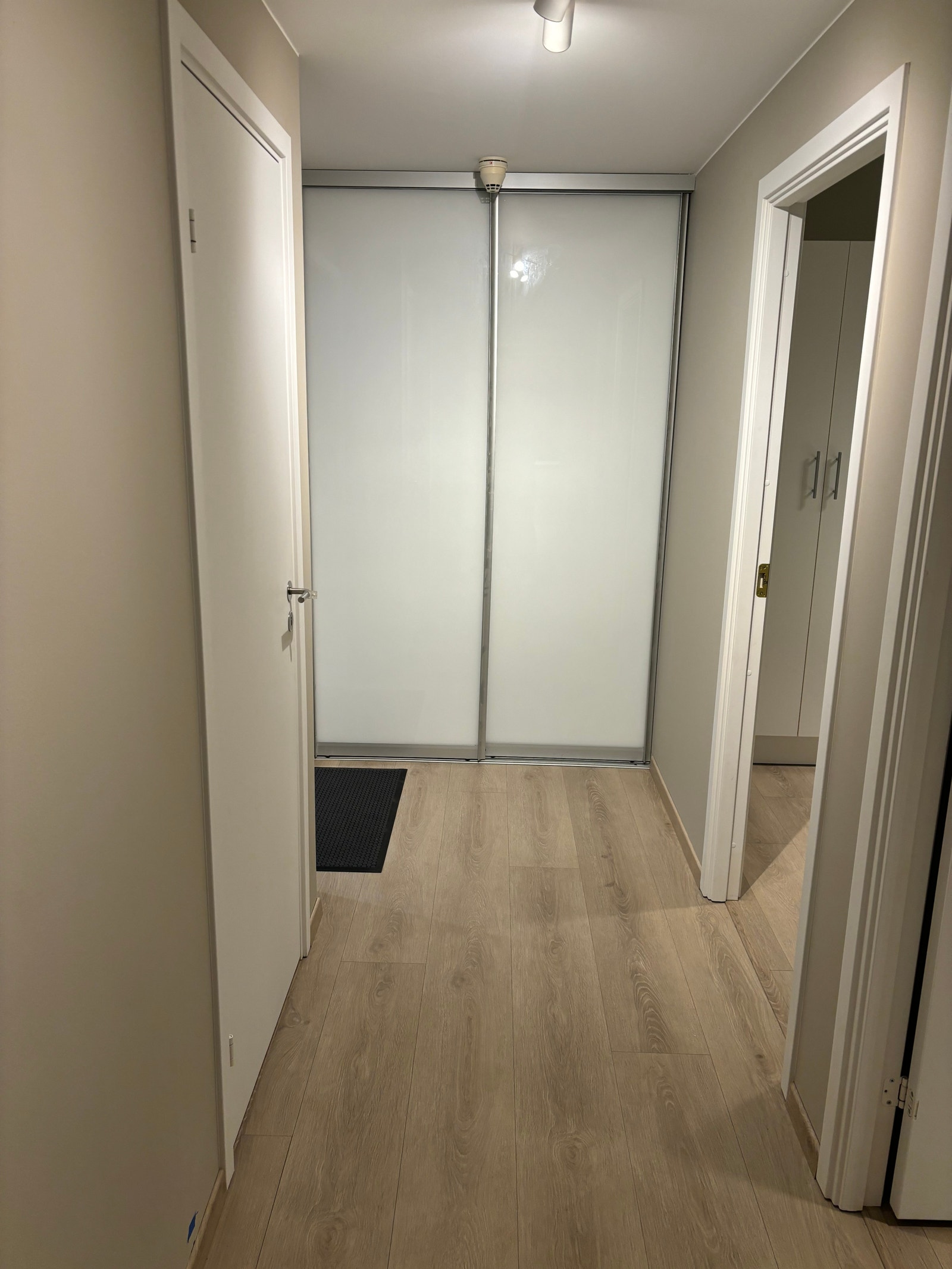 Gang med skyvedørsgarderobe Galleribilde