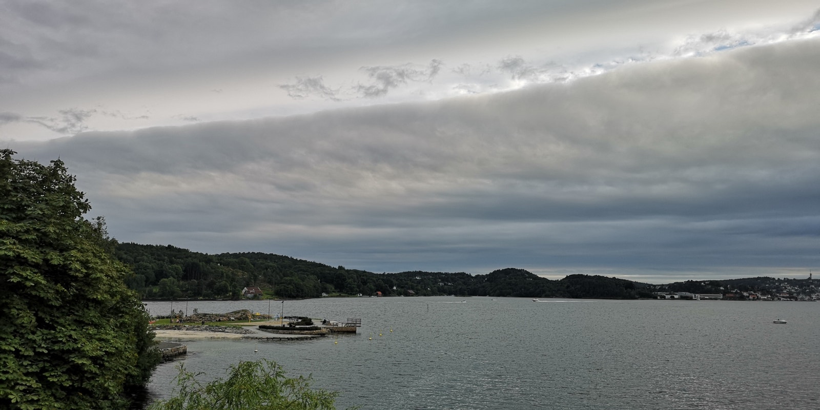 Løkholmen kan man spassere til. Her er flere badestrender, lekeplass og volleyballbane Galleribilde