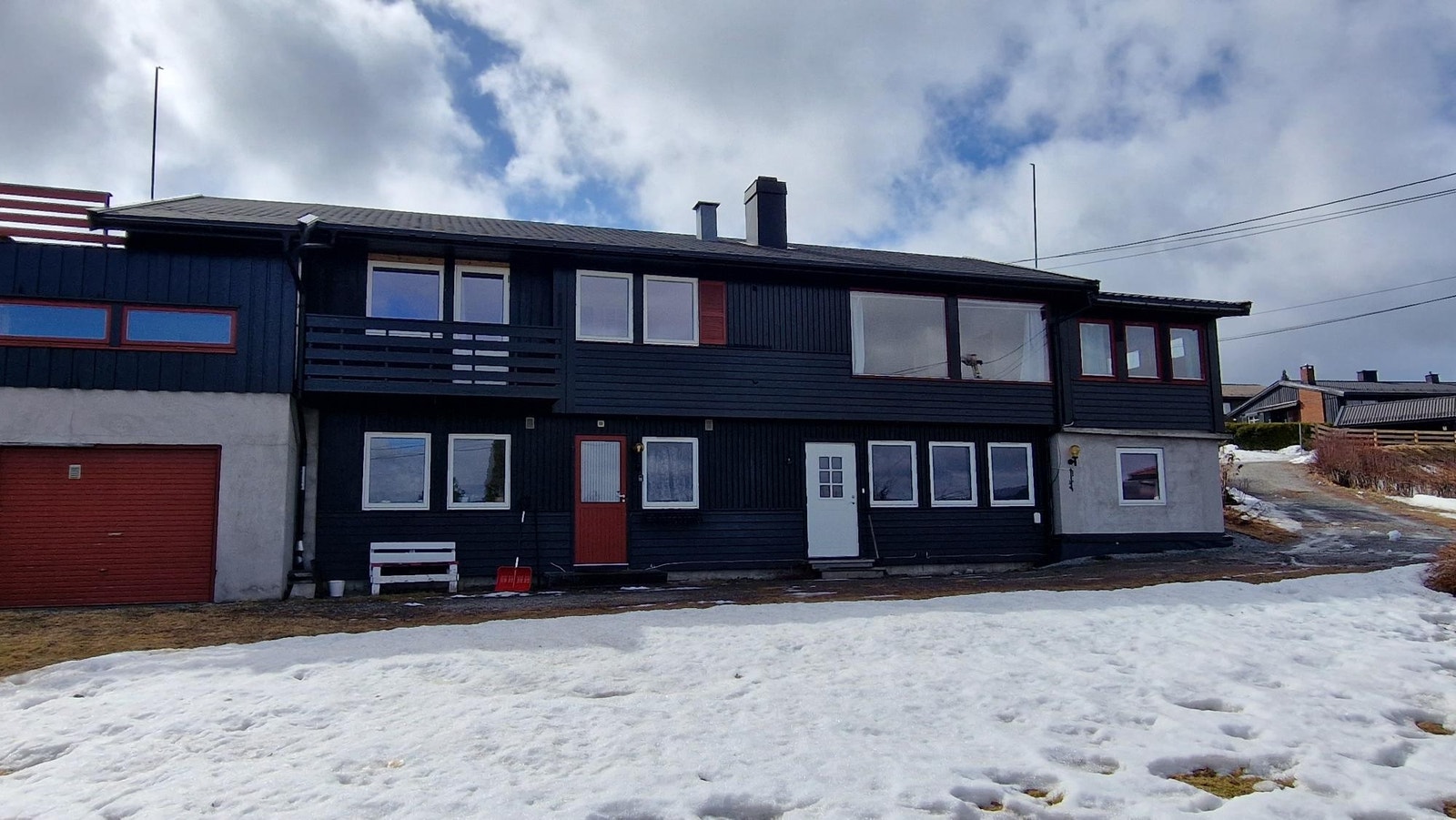 Bildet av huset med egen inngang og stor hage i et stille og rolig område.kr Galleribilde