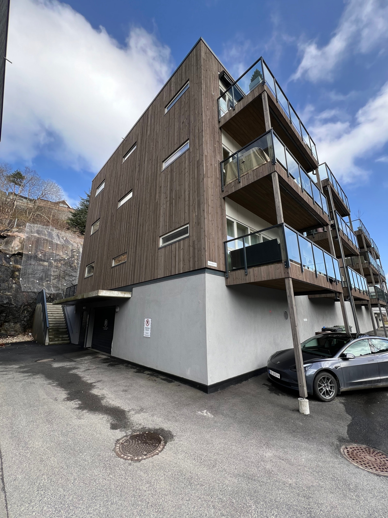 Innkjøring til garasje, og trappene opp til leiligheten. Galleribilde