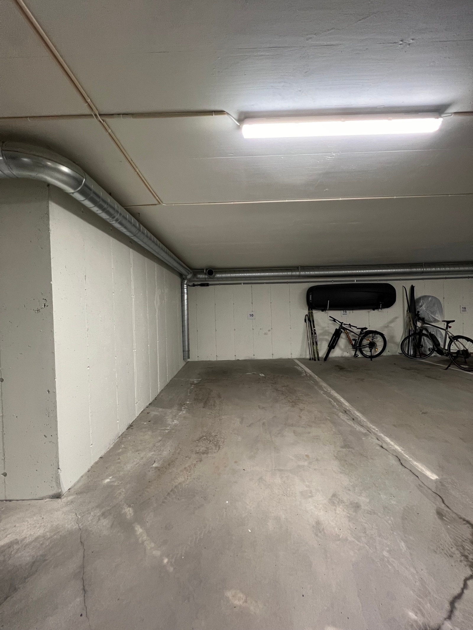 Parkeringsplass i felles garasje (Bildet er tatt før Elbil-lader var montert) Galleribilde