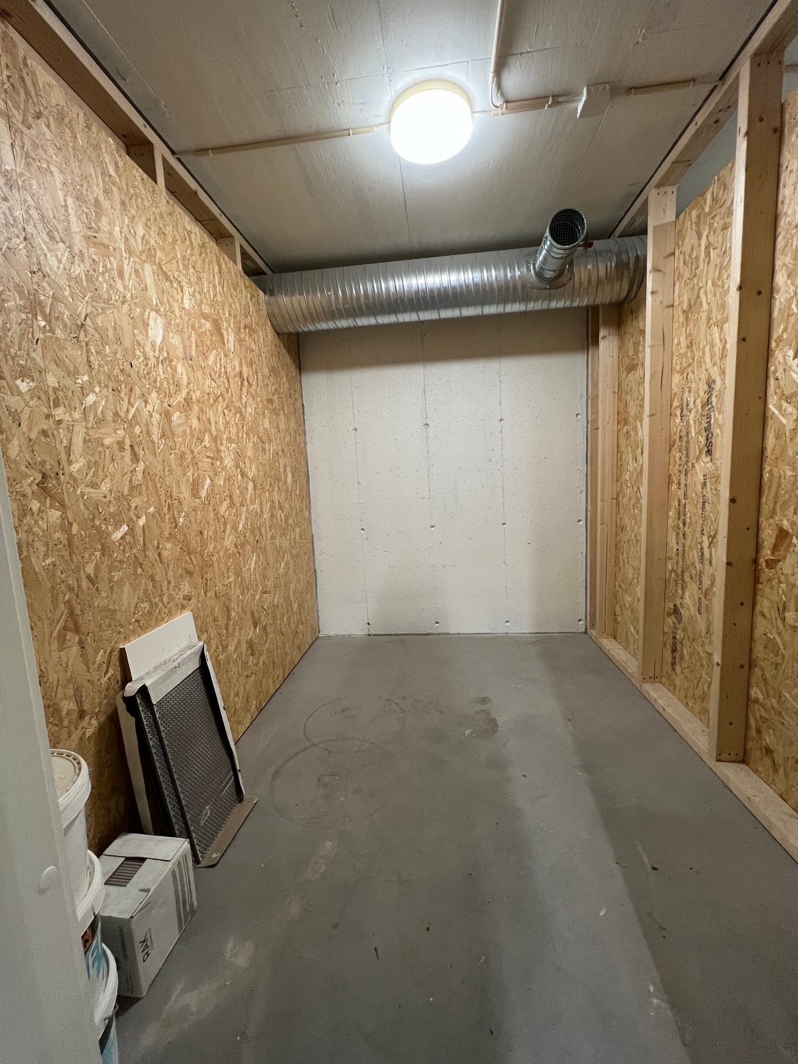 Egen 5 kvm bod i felles garasje Galleribilde