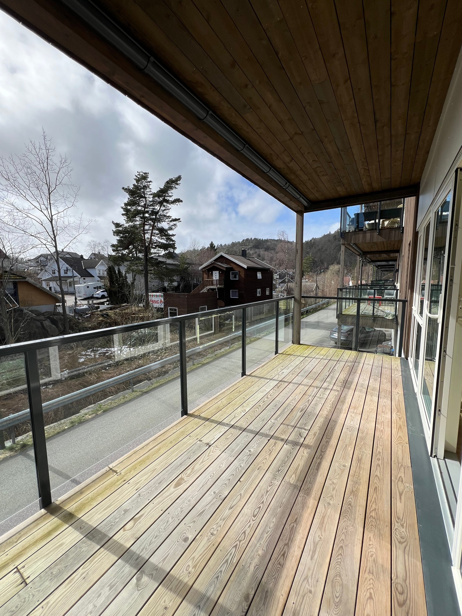 Stor og solrik terrasse Galleribilde
