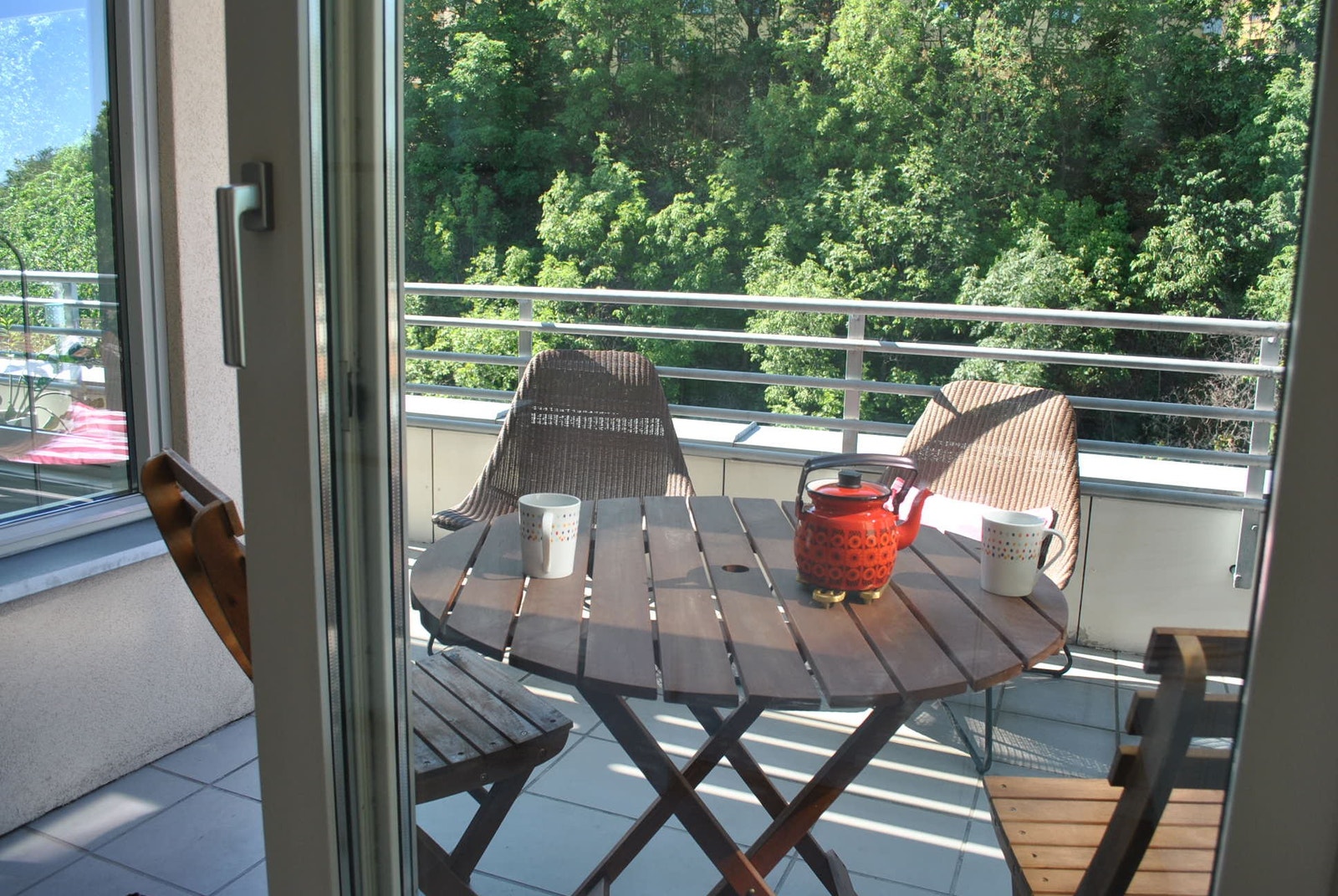 Spiseplass ute under tak Galleribilde