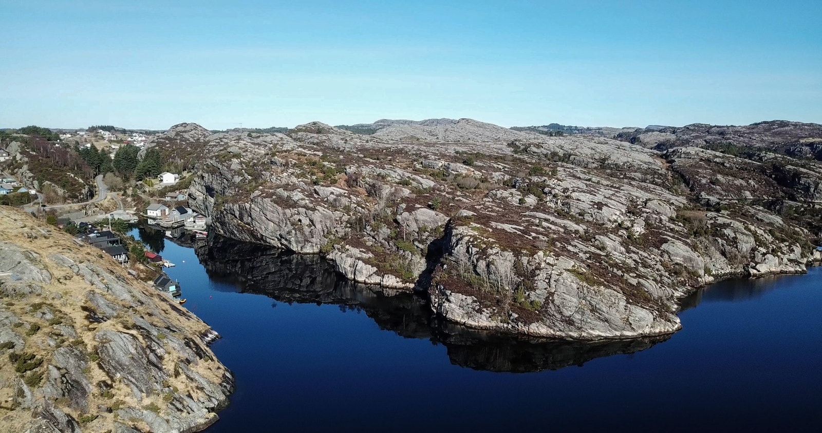 Ytterst i Djupsvågen. Galleribilde