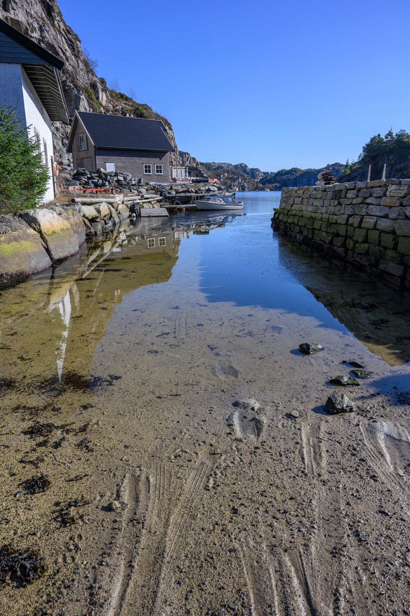 Sandstrand ved siden av nausteområdet er en fin badeplass, og kan også brukes til utsetting av båter. Galleribilde