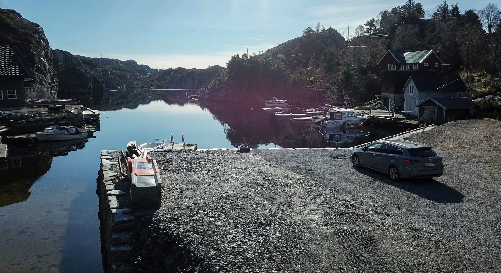 Nausteområdet består av fire tomter, bilen står på min. Galleribilde