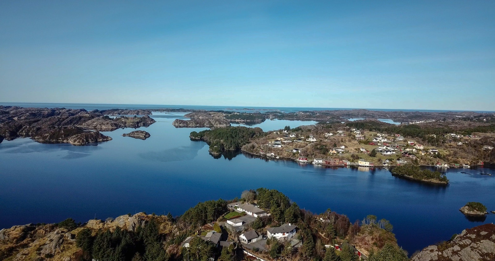 Det er ikke langt ut til havet, men skjærgården beskytter godt. Galleribilde