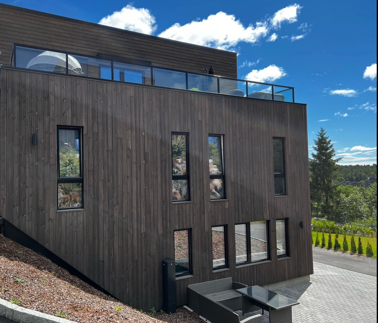 Hyggelig og lun uteplass Galleribilde