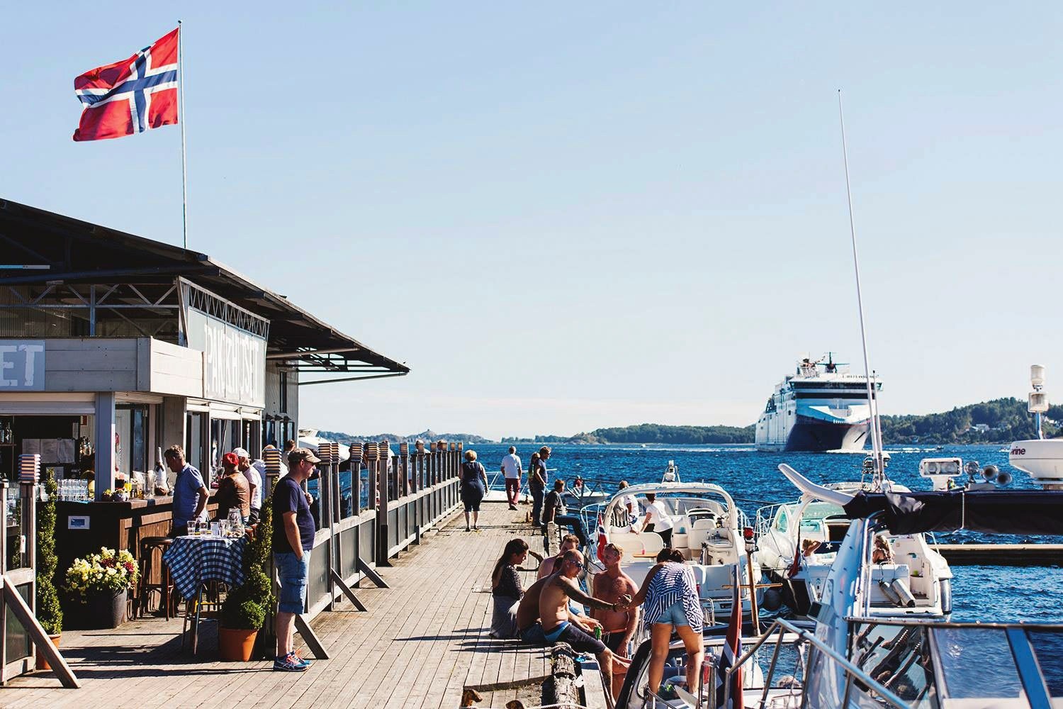 Her kan du bare nyte folkelivet, eller slappe av på en av de mange benkene, og nyte parkfølelsen Galleribilde