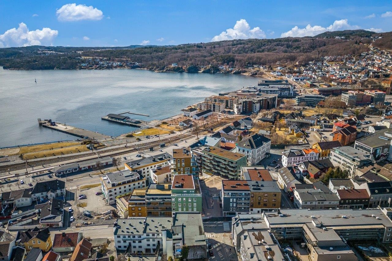 Sentral sjønær beliggenhet med gangavstand til alle sentrumsfunksjoner Galleribilde