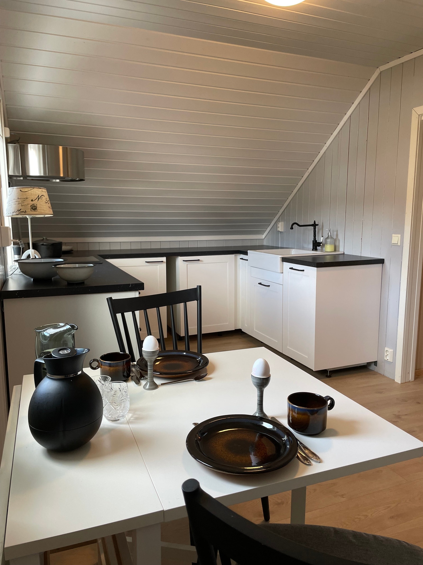 Kjøkken med kjøleskap, ovn og oppvaskmaskin satt opp i 2017 Galleribilde