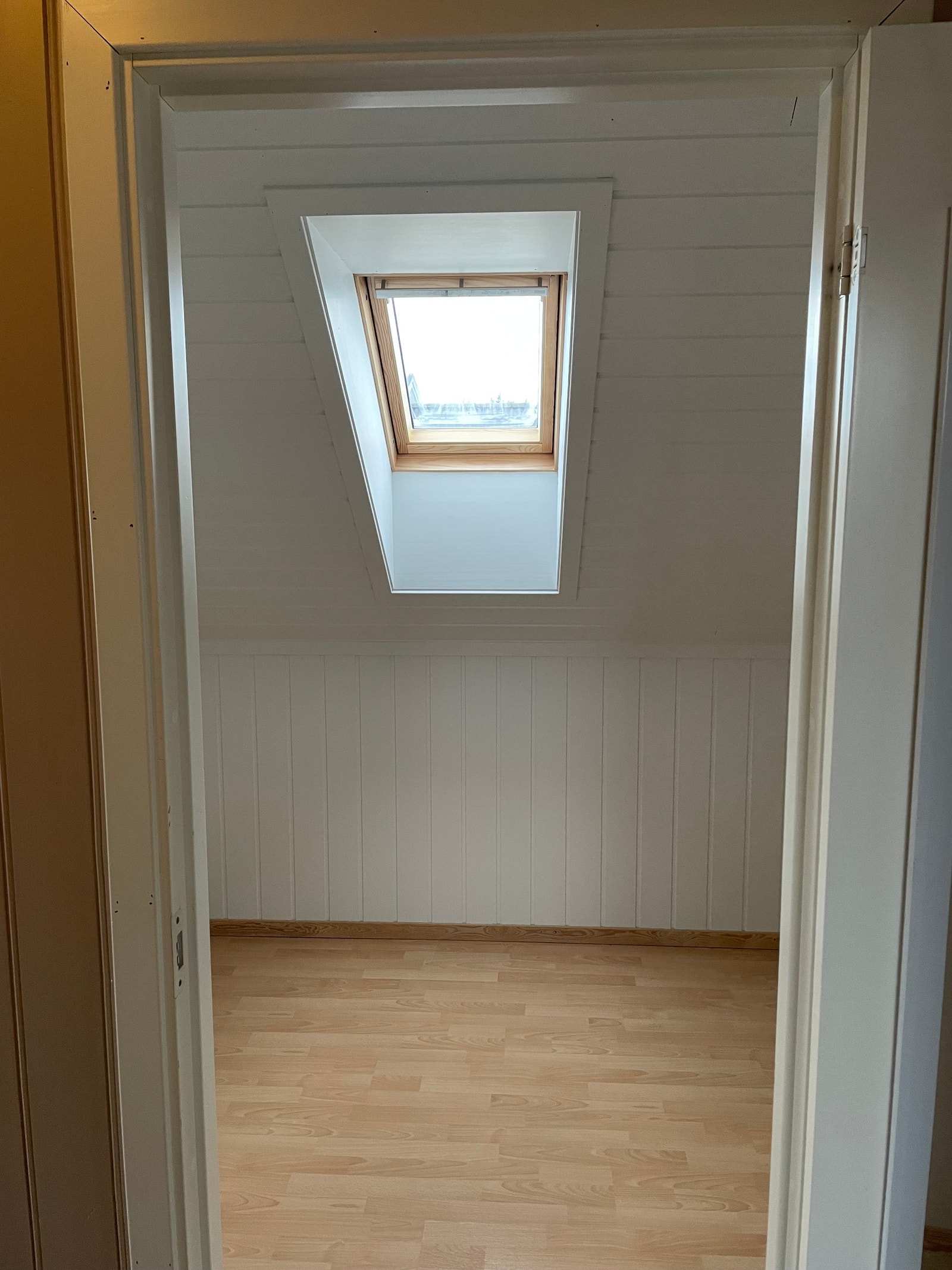 Stor bod med takvindu Galleribilde