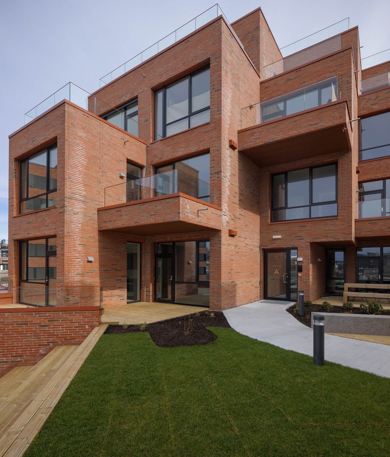 Flott inngangsparti med opparbeidet uteområde Galleribilde