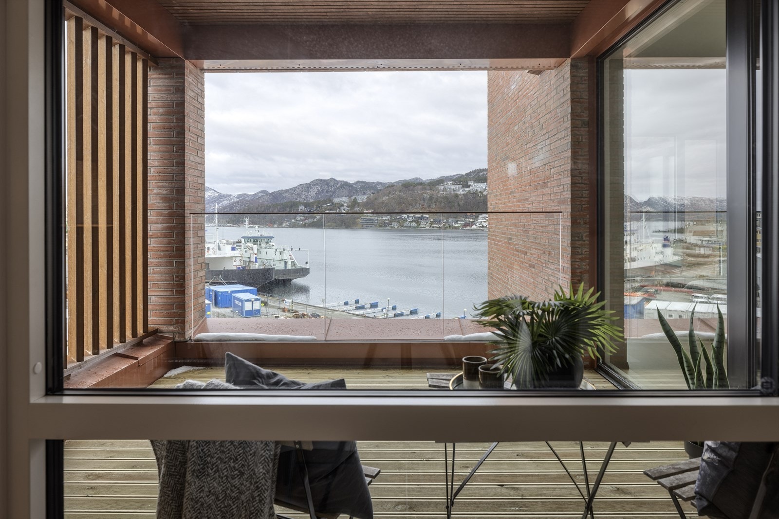 Balkong med overbygg og unik utsikt Galleribilde