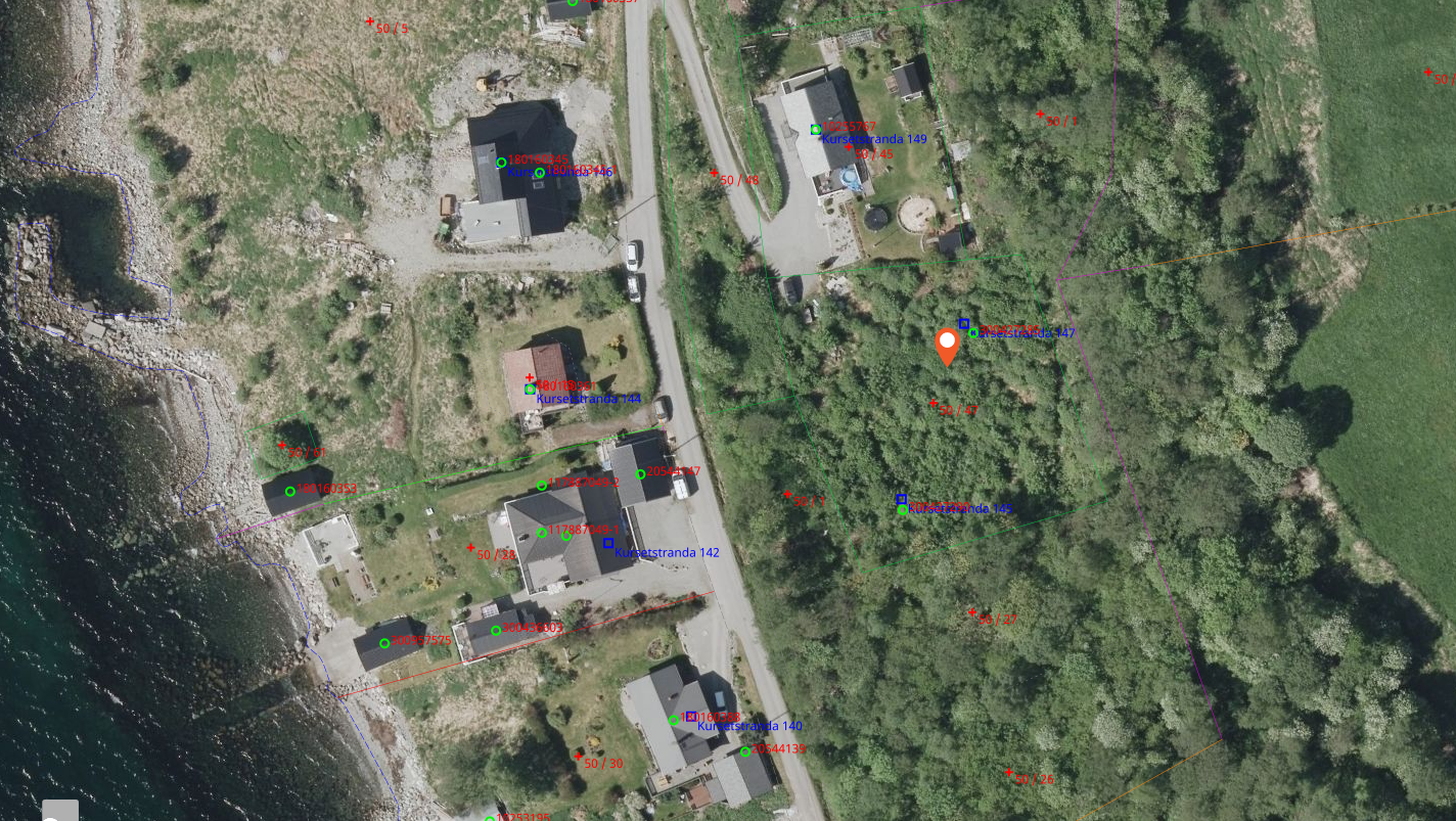 Flybilde av tomt med nærliggende eiendommer Galleribilde