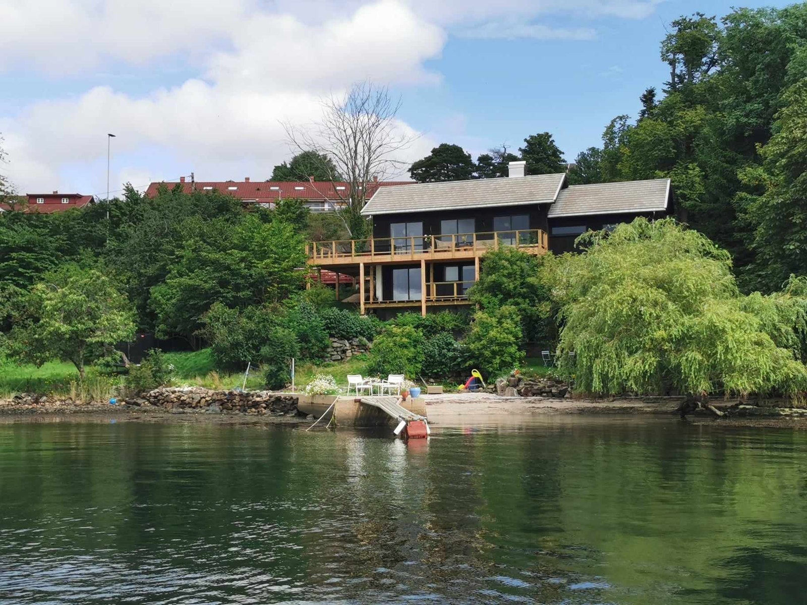 Huset ligger nede ved sjøen Galleribilde