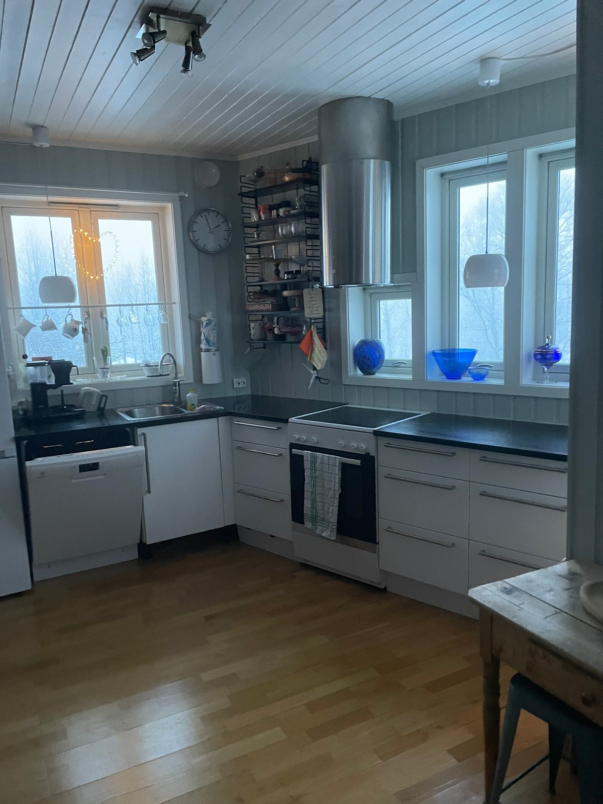 Fullt utstyrt kjøkken Galleribilde