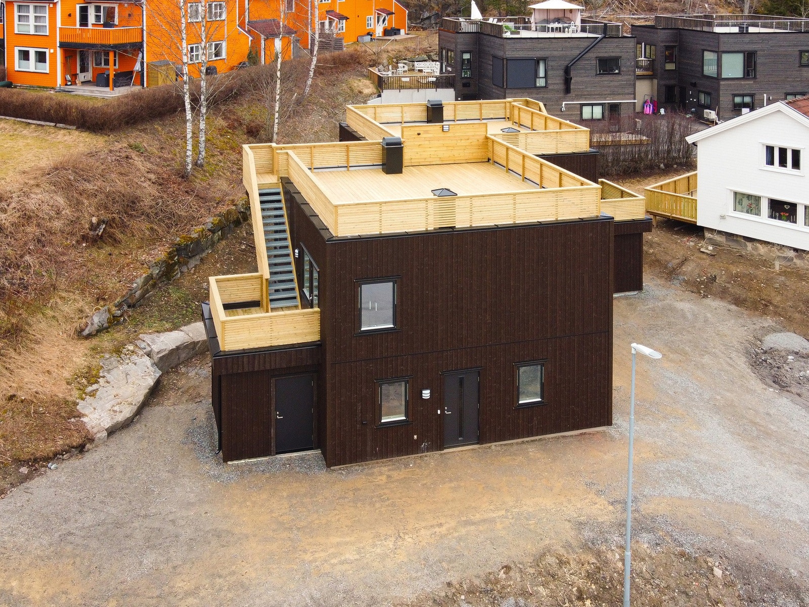 Utomhus vil bli ferdigstilt i løpet av april/mai med plenarealer, div. beplantning og blomstereng i skråninger. Galleribilde