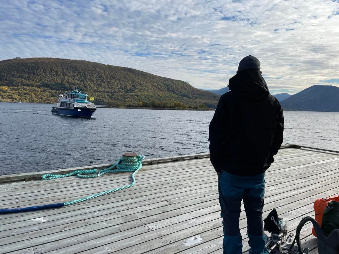 Det er kai rett bortenfor eiendommen. Adkomst via hurtigbåt eller båt. Galleribilde