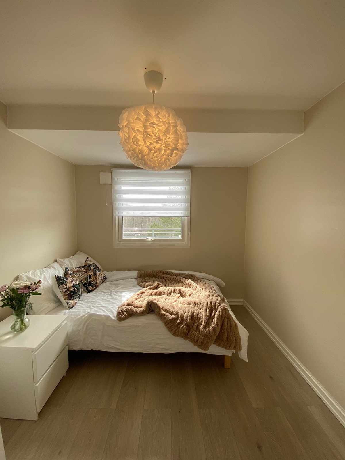 Plass til noe foran seng Galleribilde