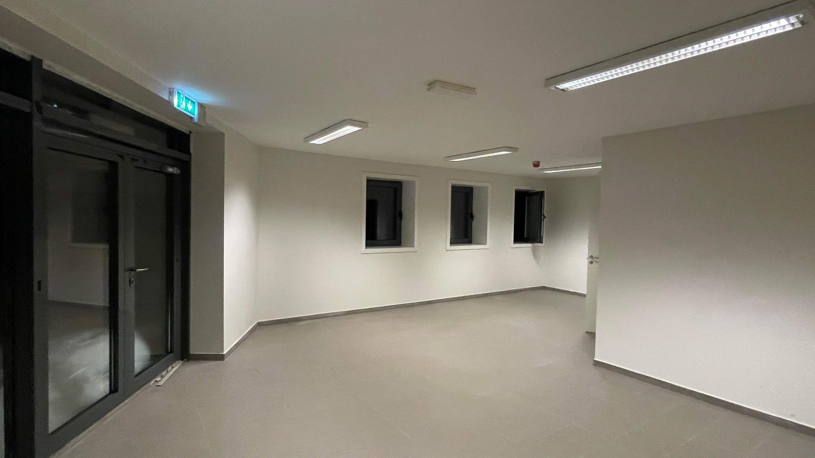 Åpen planløsning som er modernisert i lyse farger. Galleribilde