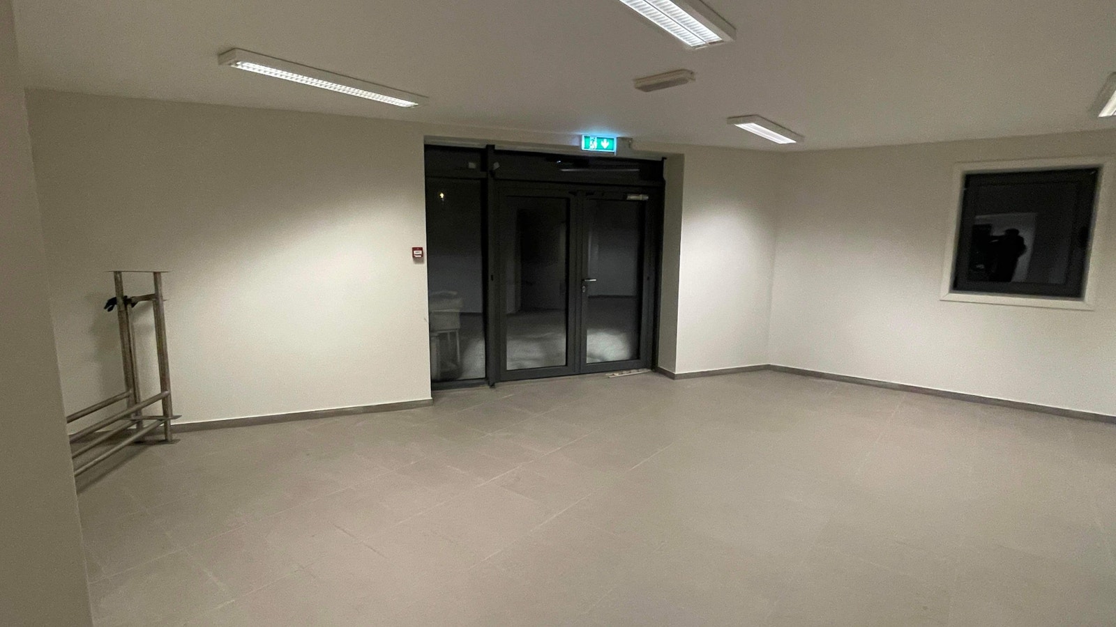 Lyst og luftig inngangsparti til ledig areal, med hyggelig terrasse utenfor. Galleribilde
