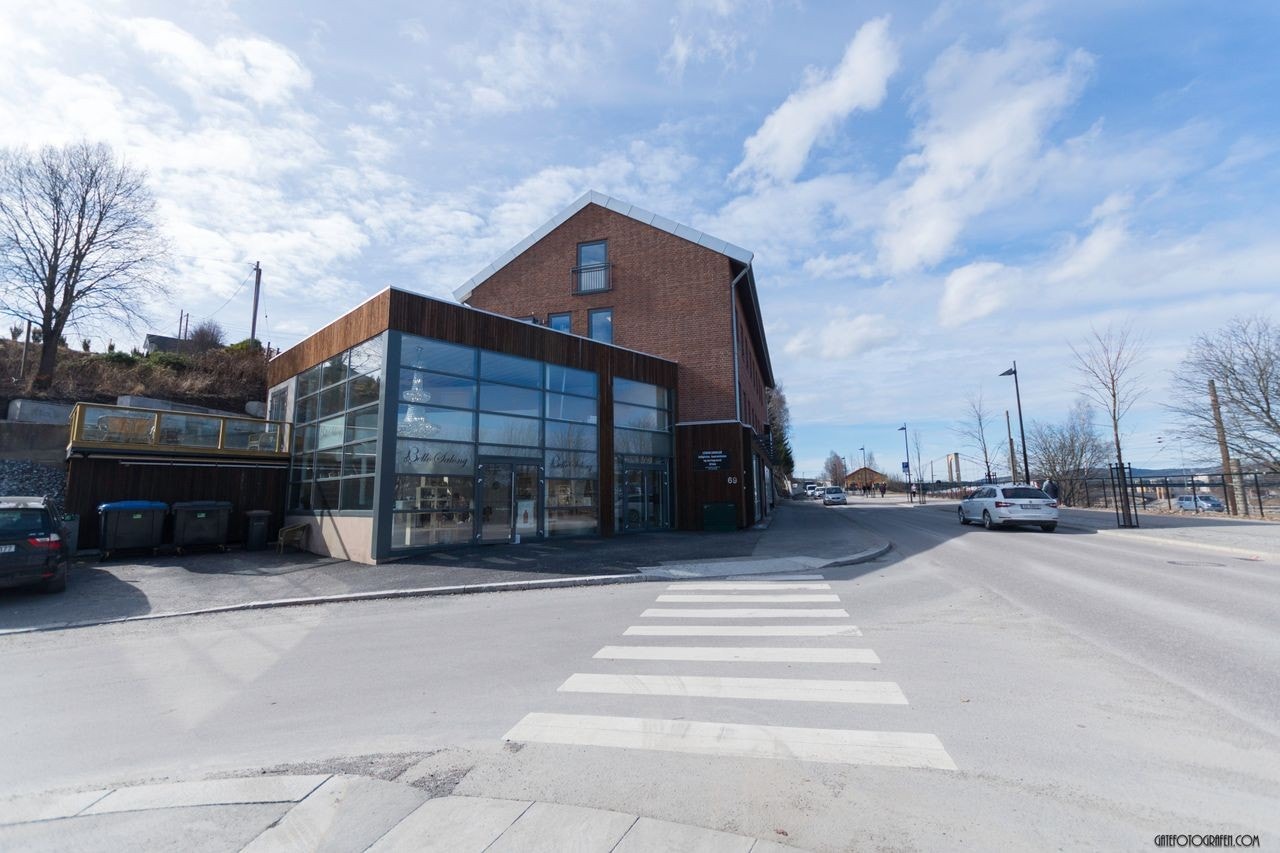 Fasade av Glommengata 69. Det er en hyggelig cafe ved hovedinngangen til bygget. Galleribilde