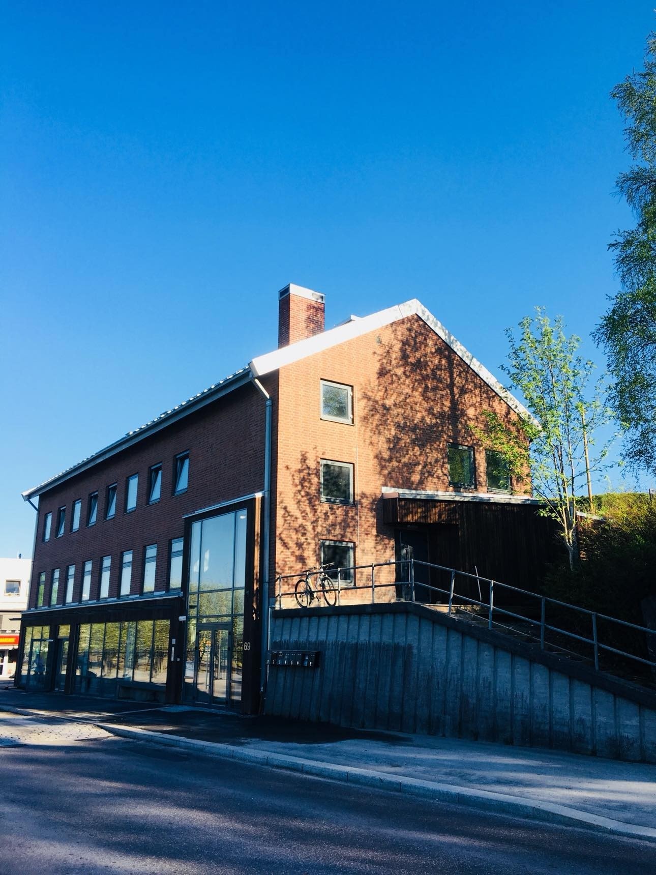 Hele 2. etasjen er ledig med fin utsikt over Glomma og Kongsvinger bru. Galleribilde