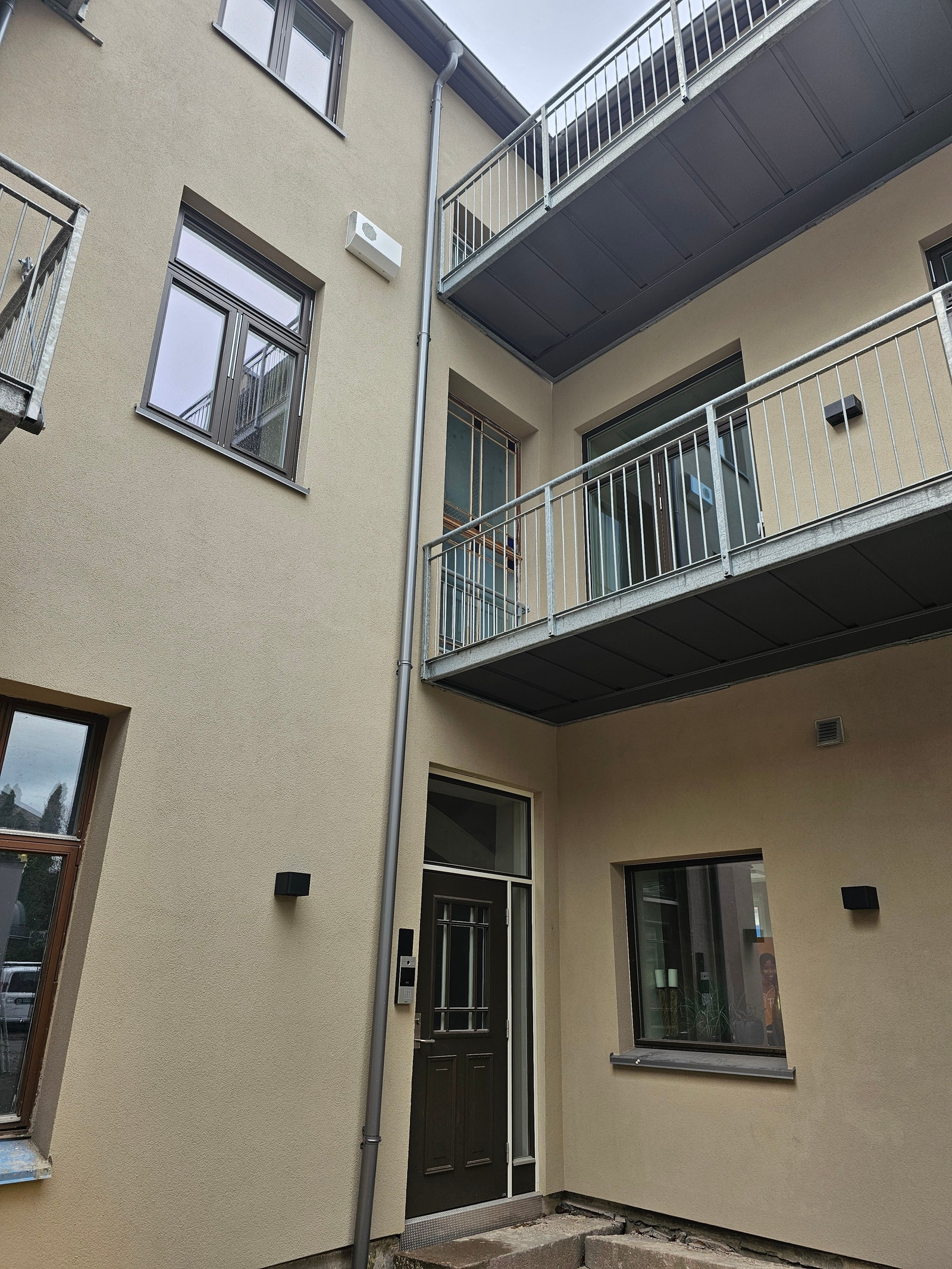 Gårdsrom balkong og hovedinngang Galleribilde