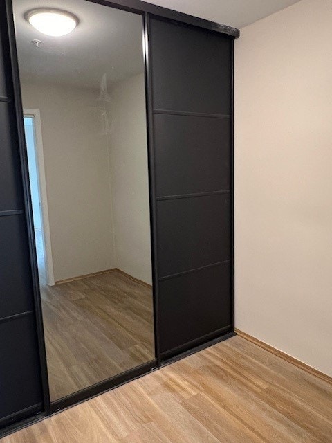 303 Skyvedører med god lagring i gang Galleribilde