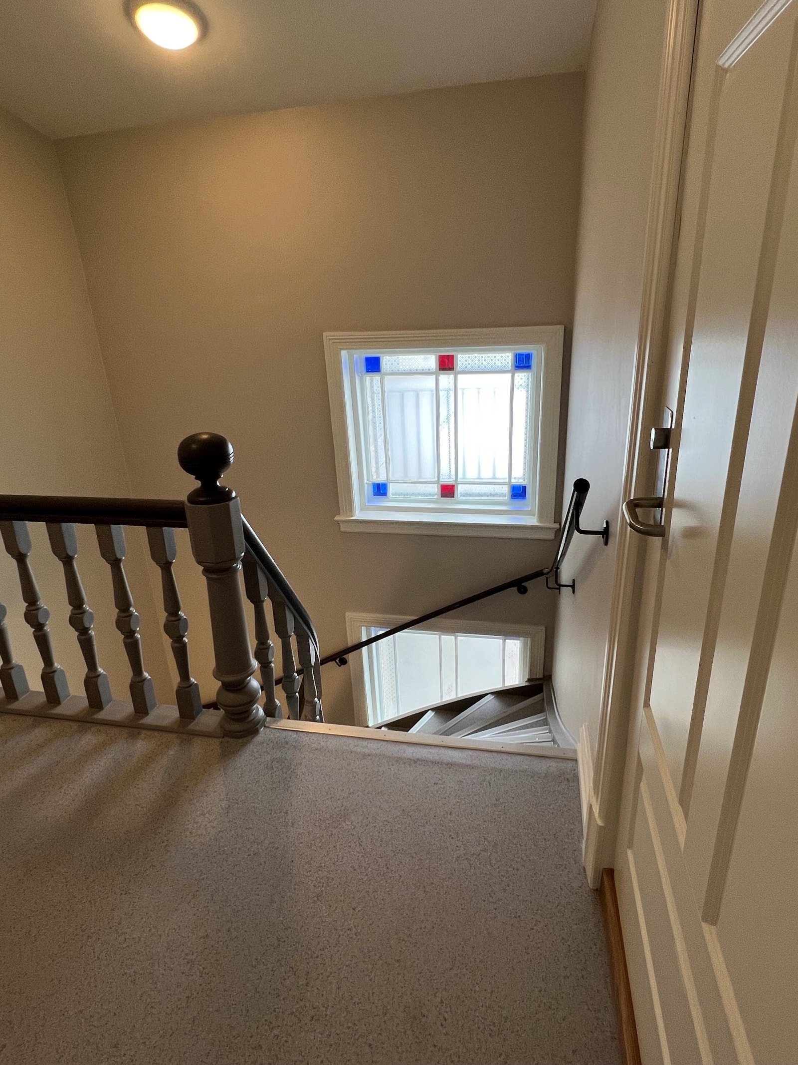 Trapp restaurerte vinduer fra 1904 med farget glass Galleribilde