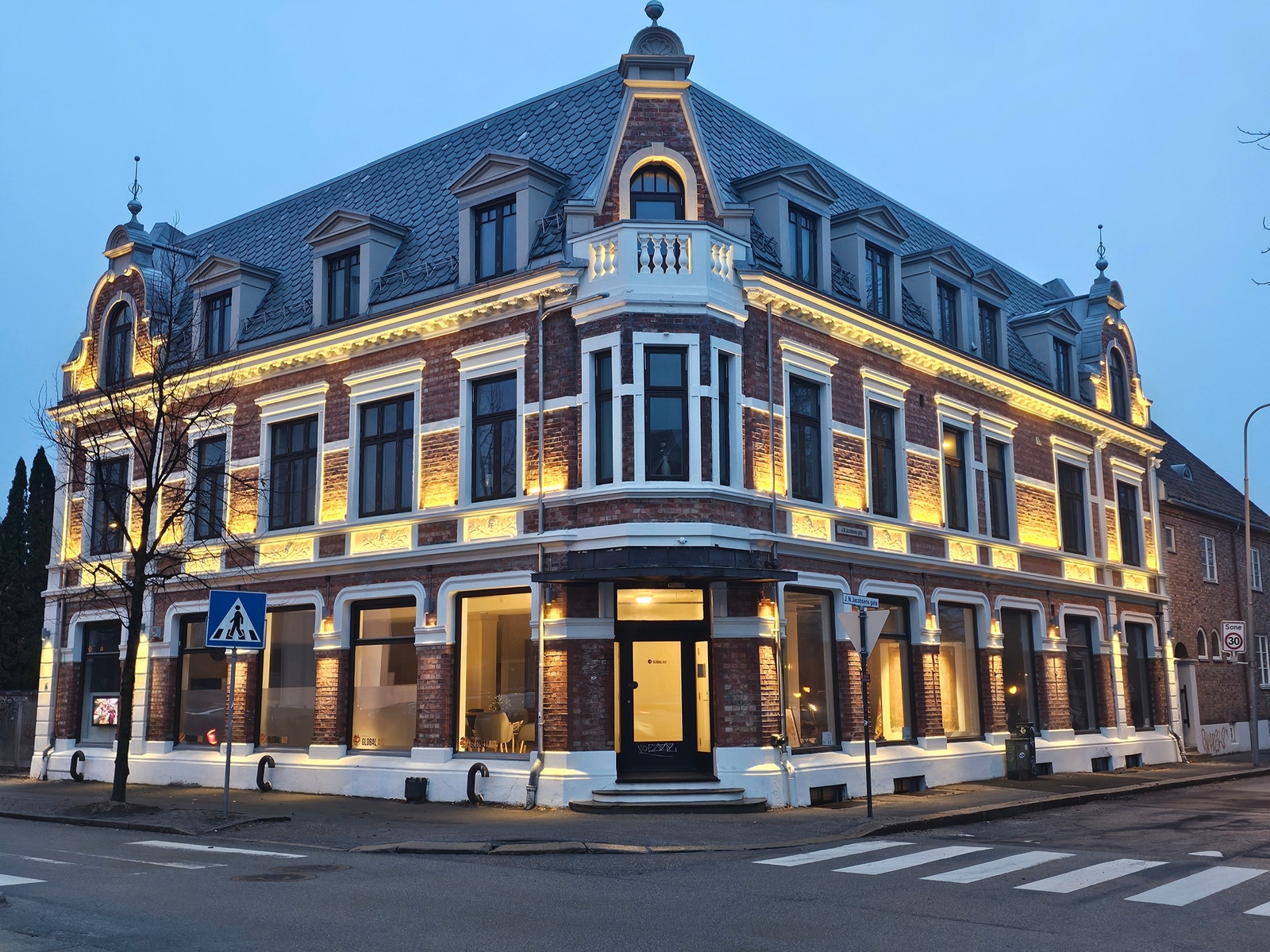 Fasade kveld Galleribilde