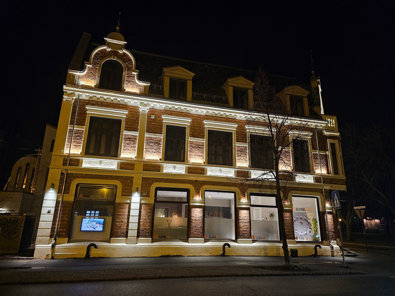 Fasade mot Brannstasjon kveld Galleribilde