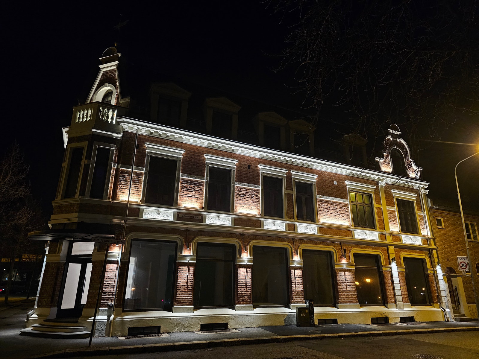 Fasade mot Domkirken Kveld Galleribilde