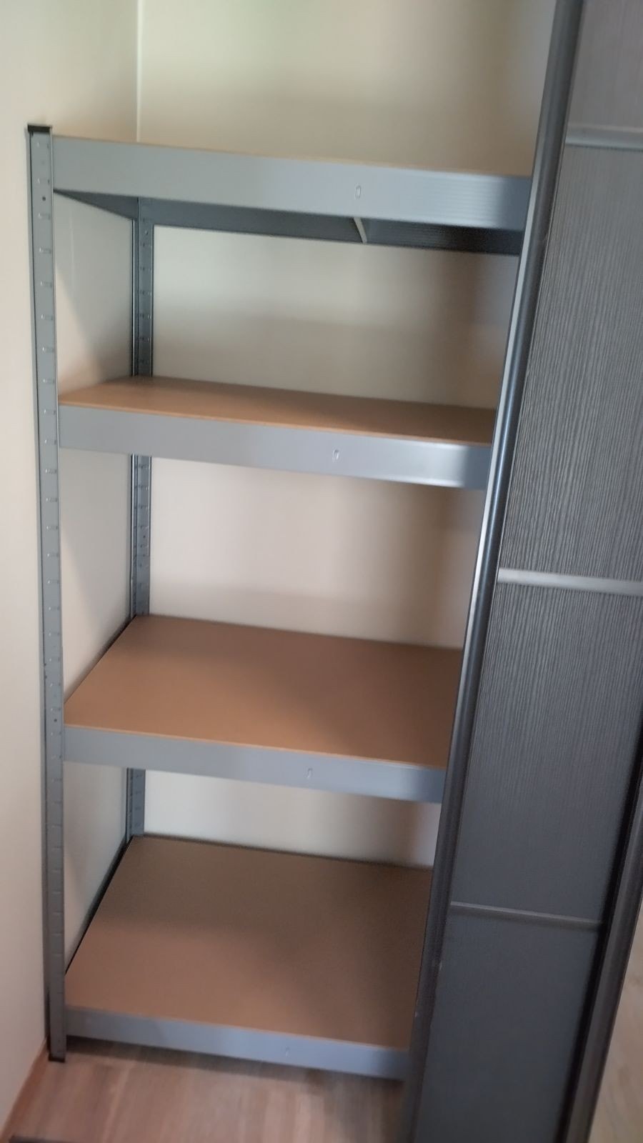 303 Store brede hyller i skyvedørsgarderobe gang Galleribilde