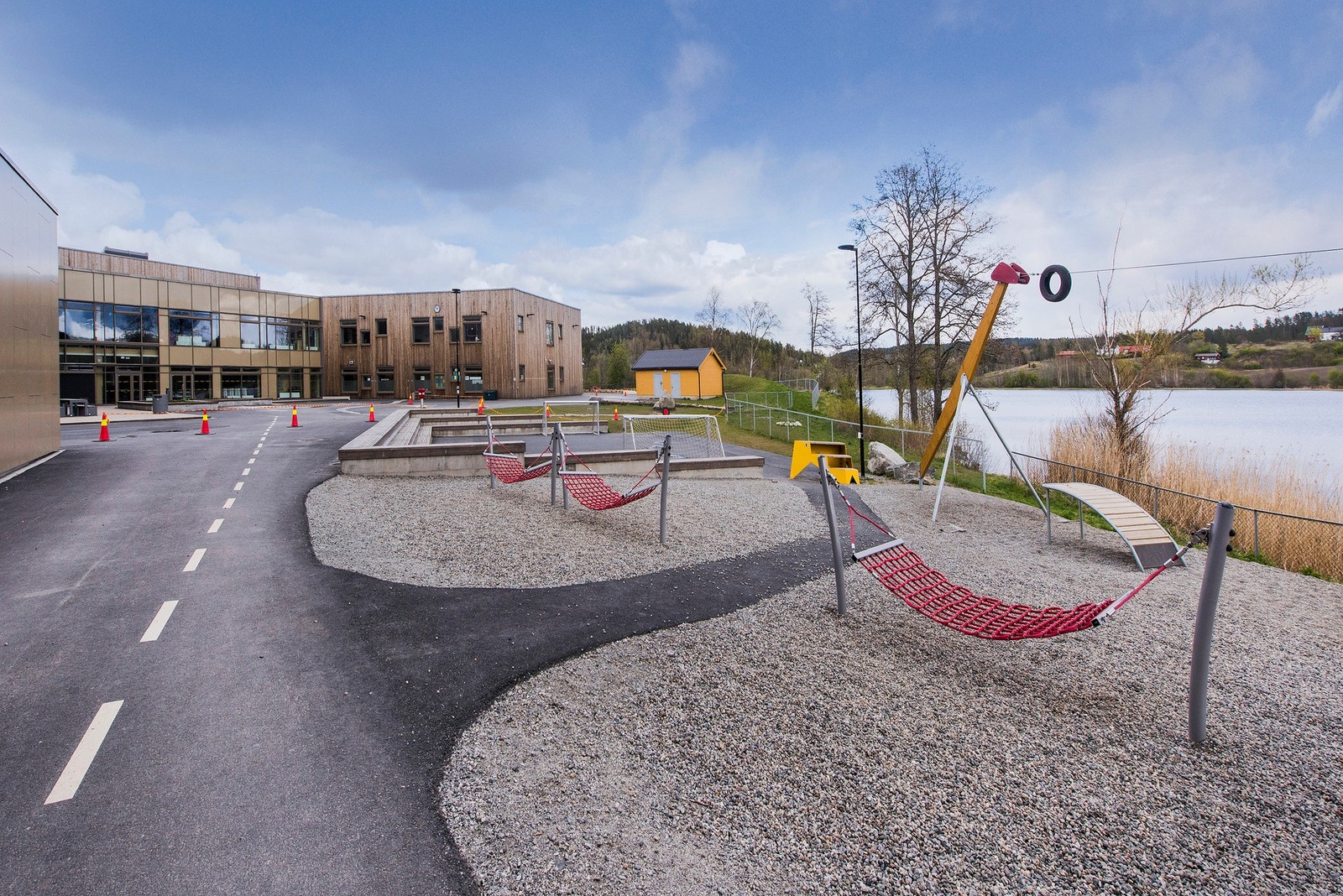Det er få skoler som ligger så fint til som Ytre Enebakk skole. Bygget stod klart til skolestart i 2018 Galleribilde